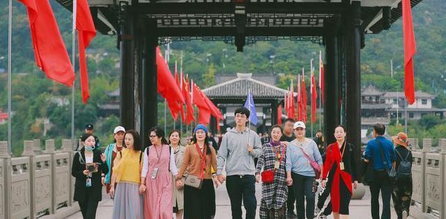 kaiyun开云官方在线登录：
《哈哈哈哈哈》被张雨剑的沙雕行为笑死了 陈赫张雨剑师兄弟互坑 鹿晗捧场王(图5)