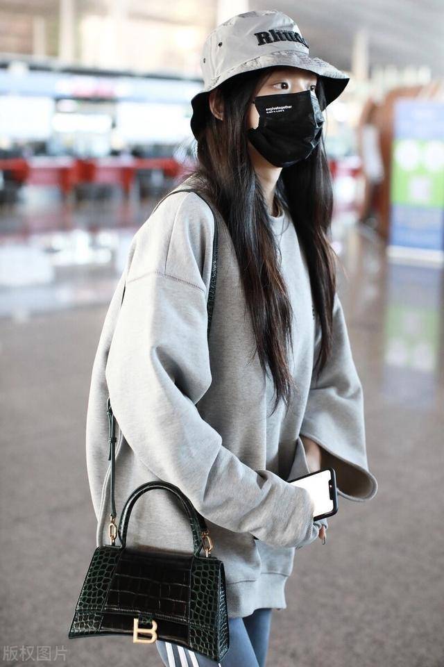 “kaiyun网页登录入口”
林允穿灰色卫衣现身机场 邻家少女风惹人爱(图6)