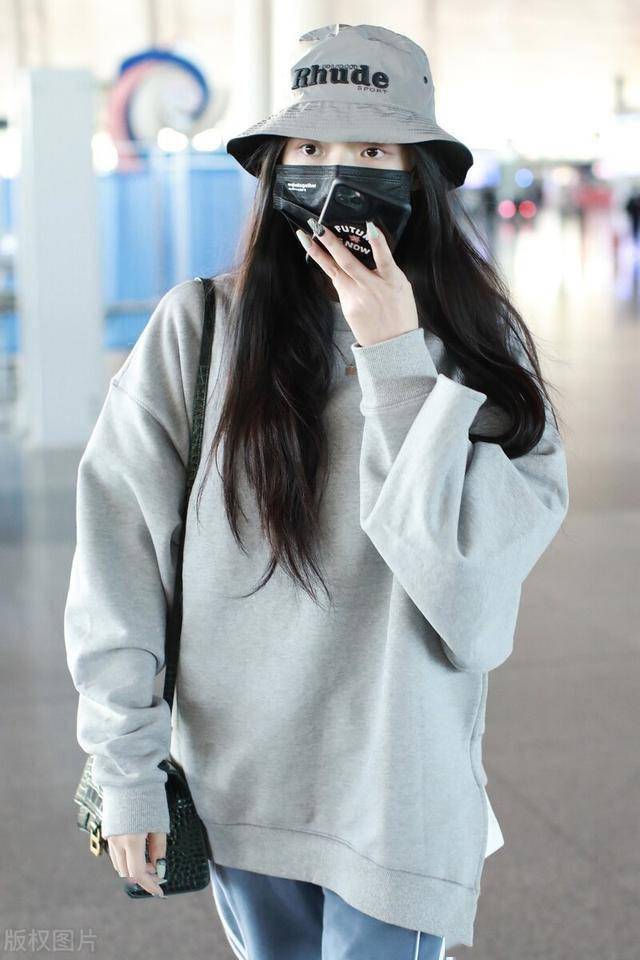“kaiyun网页登录入口”
林允穿灰色卫衣现身机场 邻家少女风惹人爱(图7)