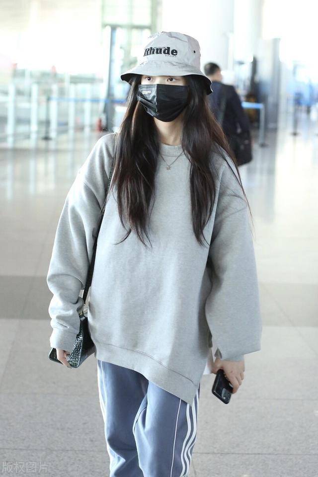 “kaiyun网页登录入口”
林允穿灰色卫衣现身机场 邻家少女风惹人爱(图8)