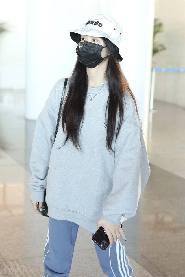 “kaiyun网页登录入口”
林允穿灰色卫衣现身机场 邻家少女风惹人爱(图10)
